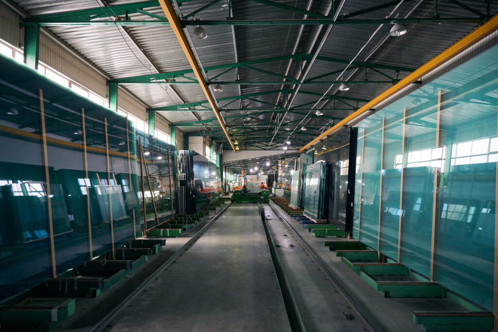 production de verre pour fabrication de fenêtres en usine