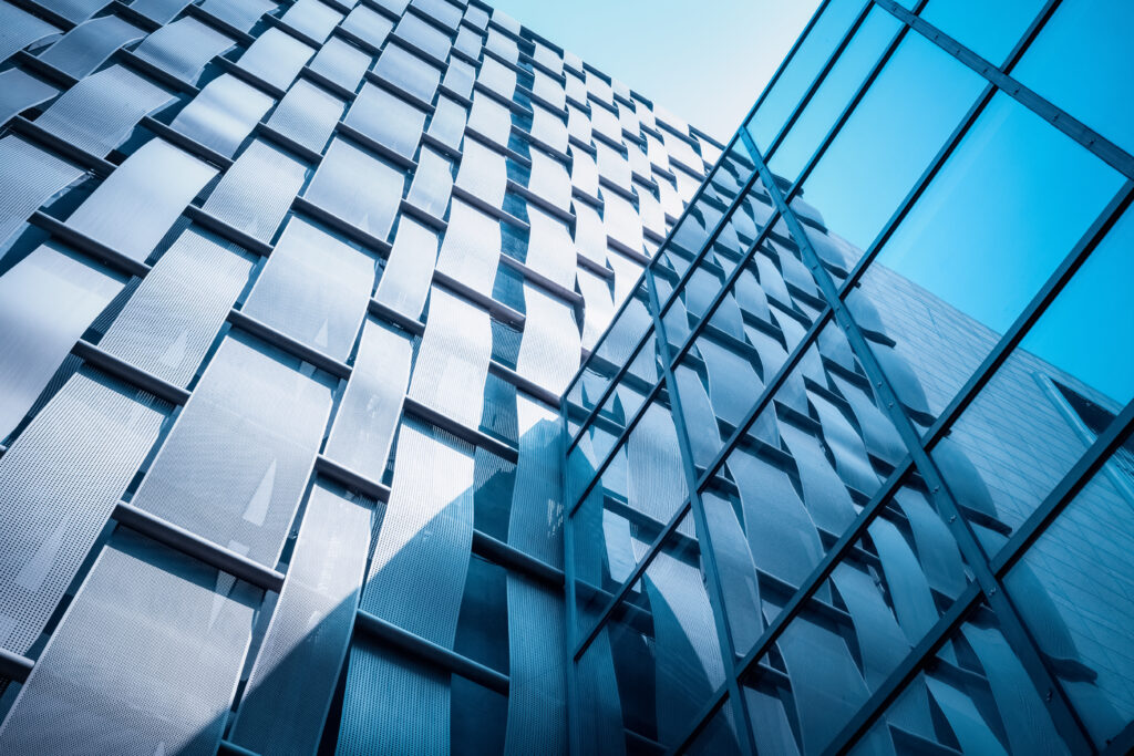 verre utilisé en façade de bâtiment professionnel