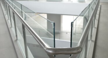 Glass balustrades: DTU, standards, minimum dimensions and recommended thicknesses
