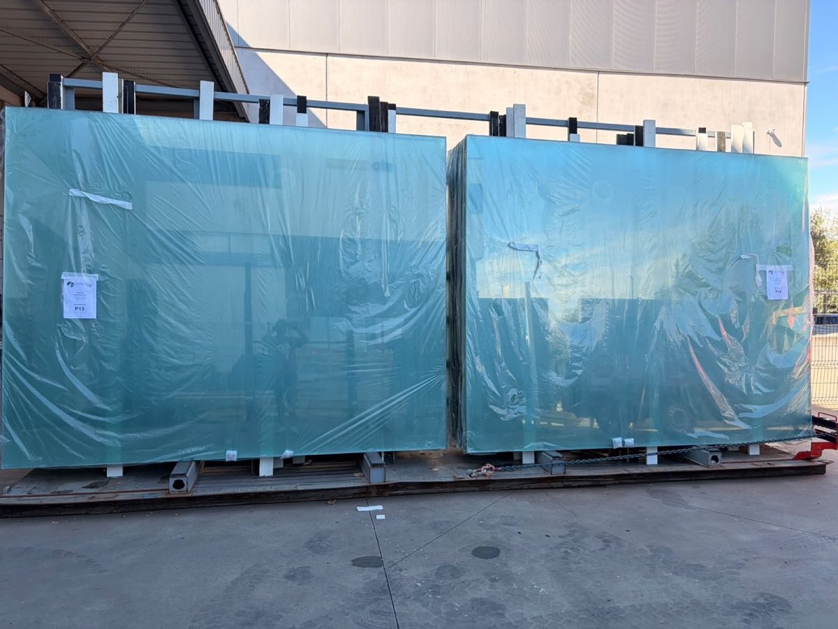 Caisses de verre plat Noxem Group stockées sur chevalets à l'entrepôt de Mollem, Belgique