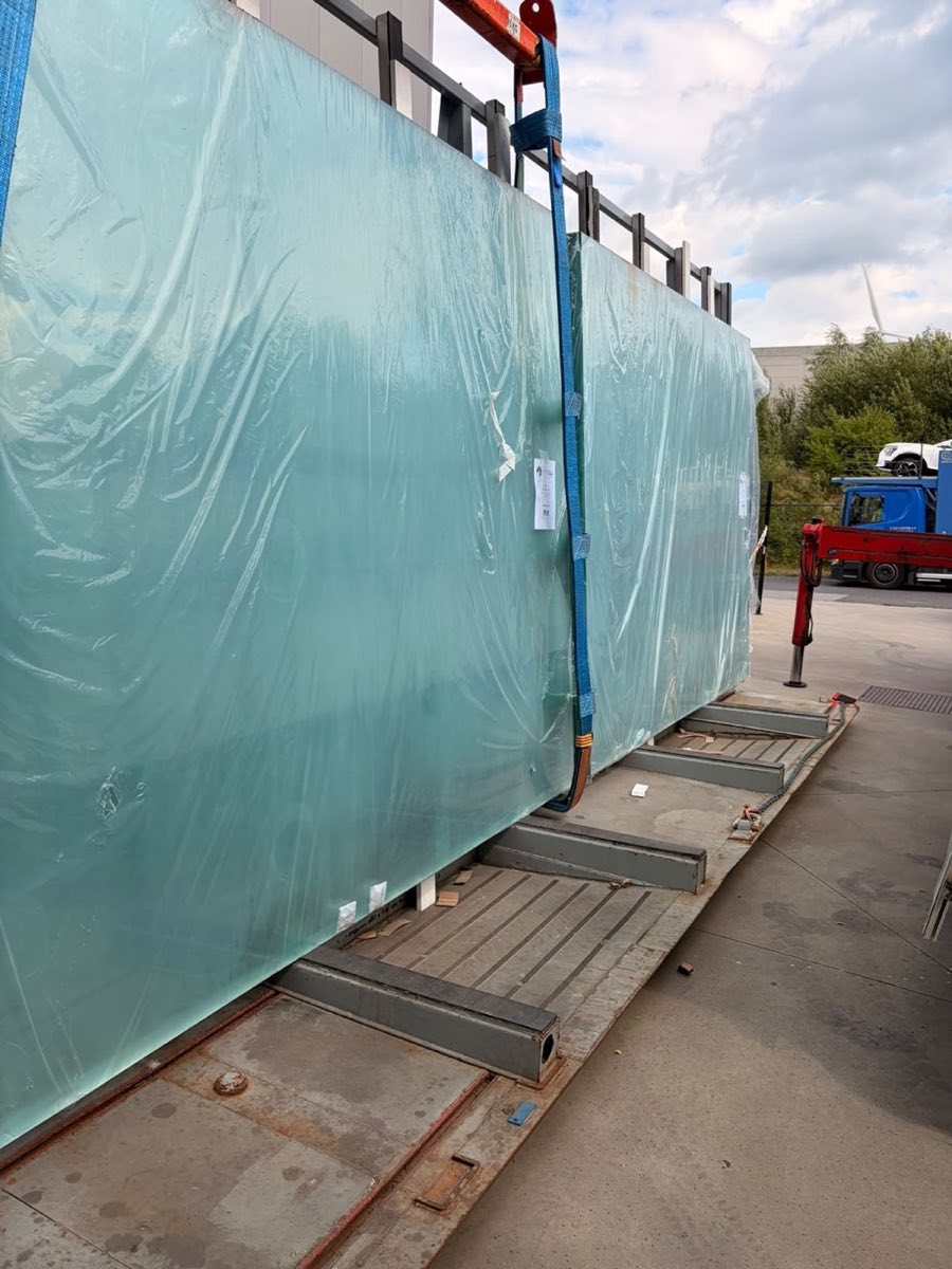 Déchargement de verre plat grand format sur chevalets à Mollem